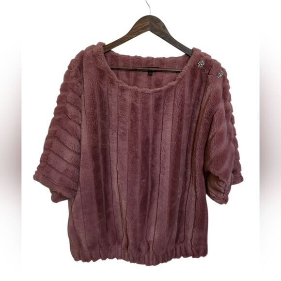 Adrienne Vittadini Tops - Adrienne Vittadini Faux Fur Half Sleeve Blouse L